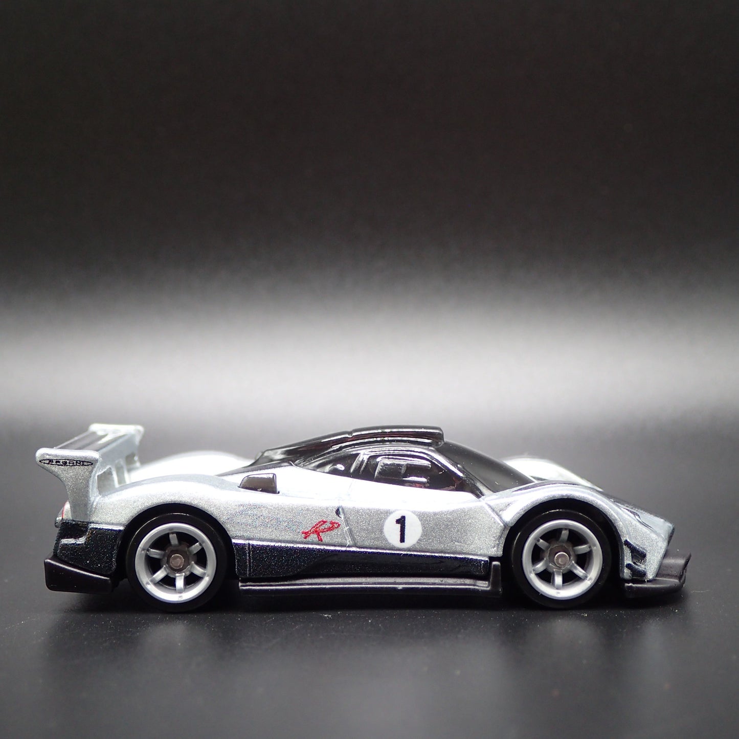 2009-2011 PAGANI ZONDA R SUPERCAR SILVER 1:64 SCALE DIORAMA DIECAST MODEL CAR