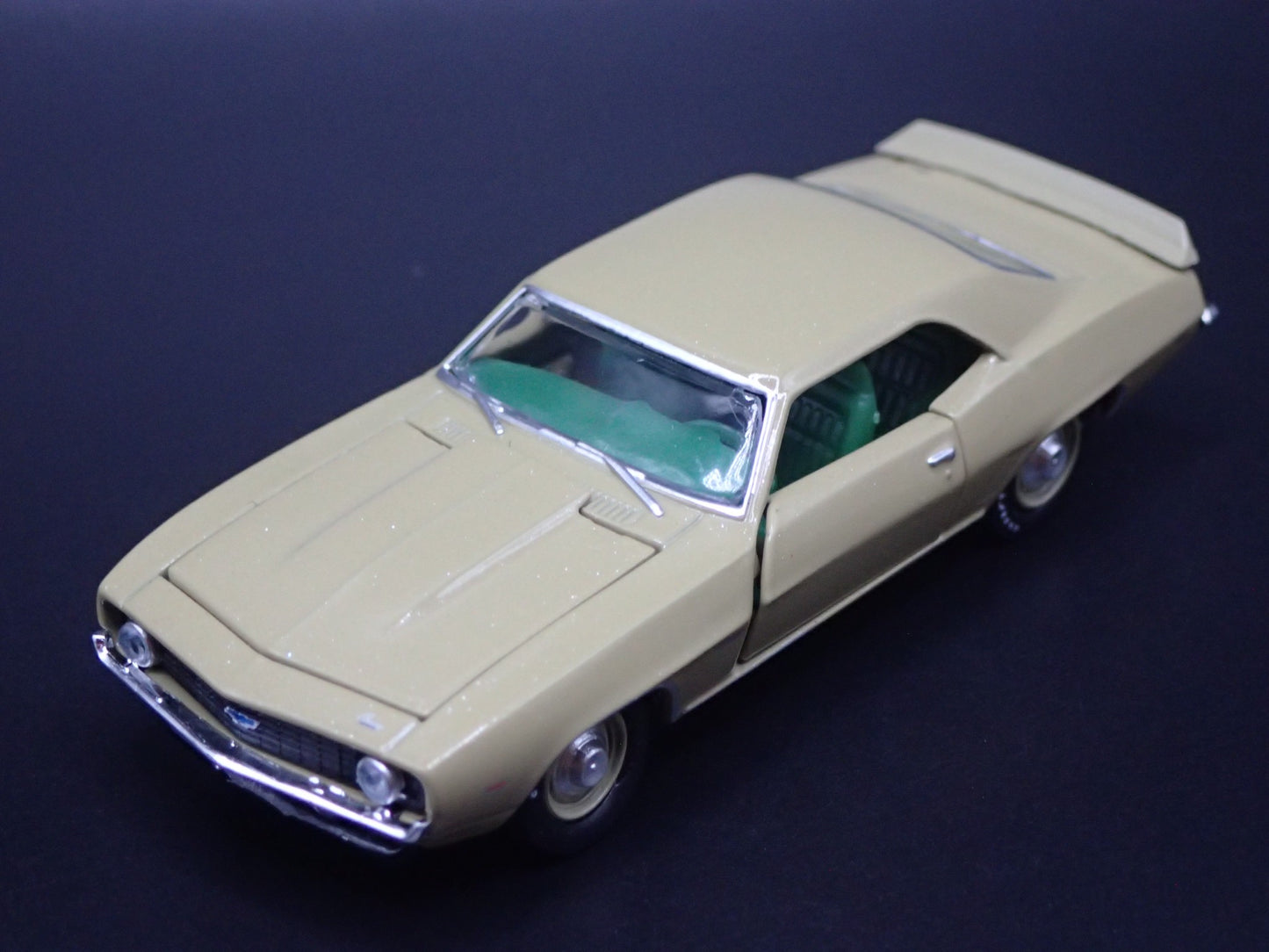 1969 69 CHEVY CHEVROLET CAMARO COPO 427 1:64 SCALE DIORAMA DIECAST MODEL CAR