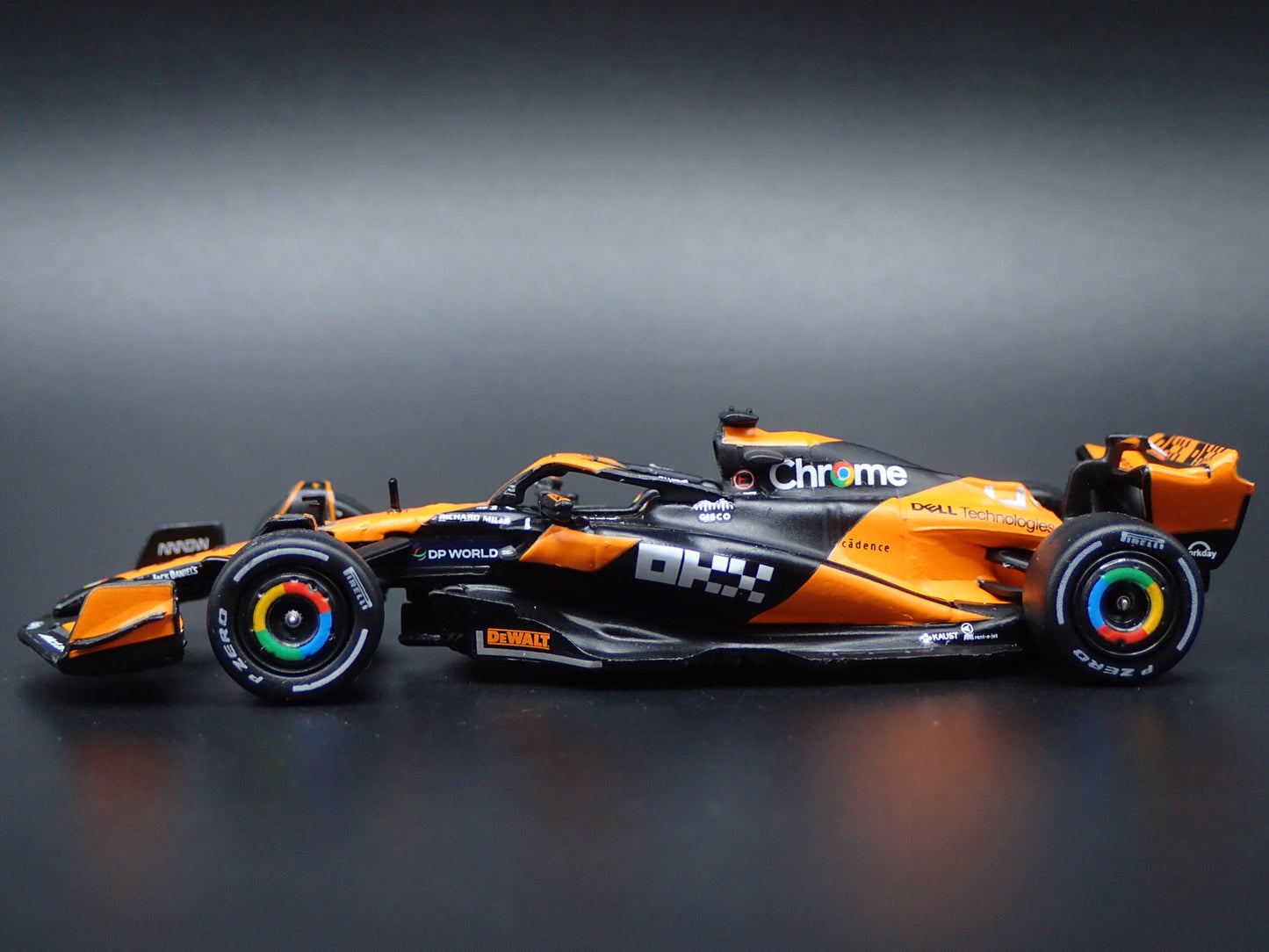 MCLAREN MCL60 2024 LIVERY SHOW CAR F1 1:64 SCALE COLLECTIBLE DIECAST MODEL CAR