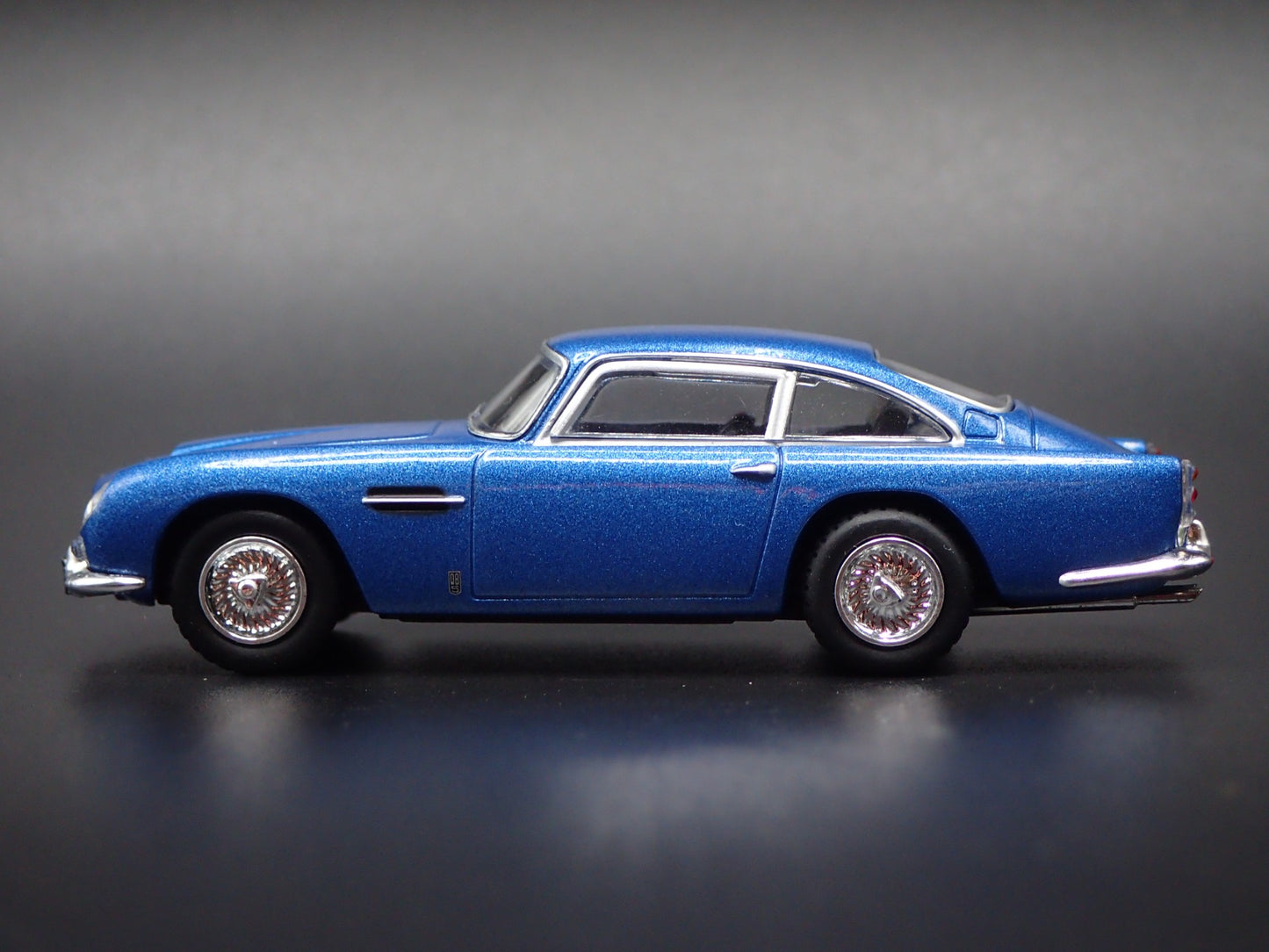 1963-1965 ASTON MARTIN DB5 BLUE 1/64 SCALE COLLECTIBLE DIORAMA DIECAST MODEL CAR