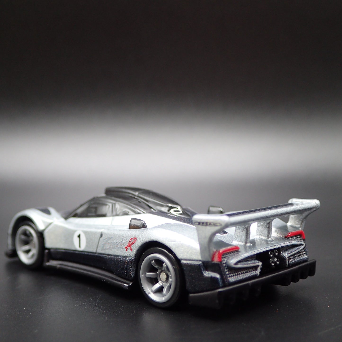 2009-2011 PAGANI ZONDA R SUPERCAR SILVER 1:64 SCALE DIORAMA DIECAST MODEL CAR