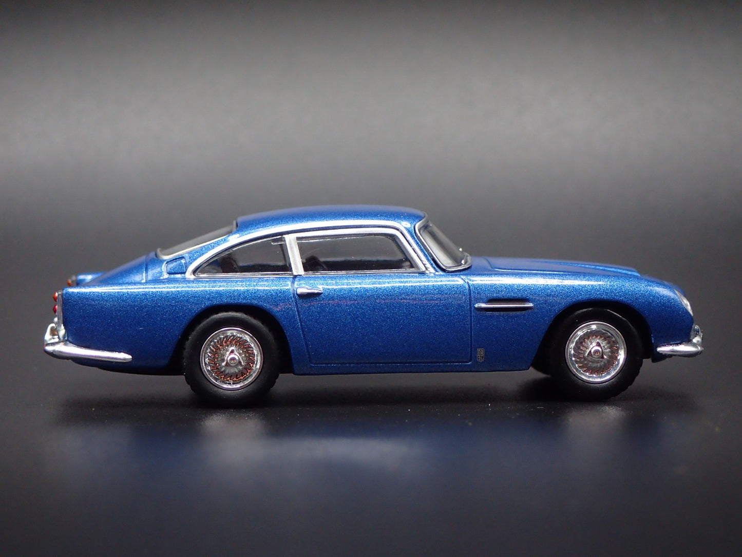 1963-1965 ASTON MARTIN DB5 BLUE 1/64 SCALE COLLECTIBLE DIORAMA DIECAST MODEL CAR