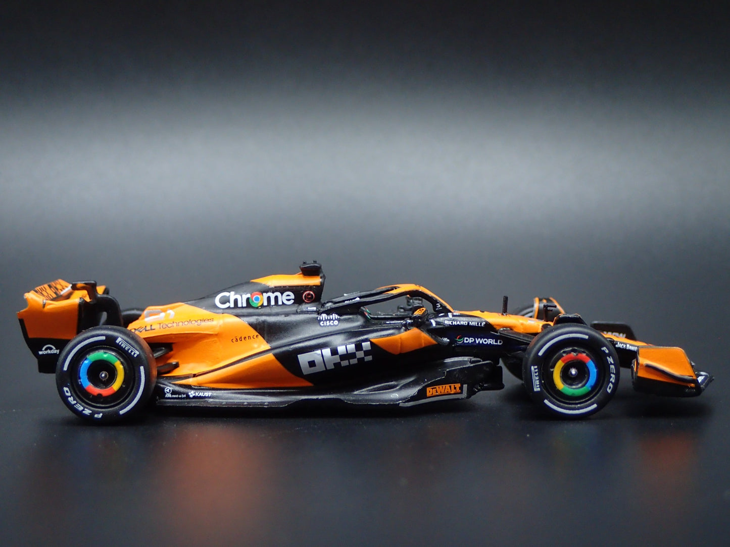 MCLAREN MCL60 2024 LIVERY SHOW CAR F1 1:64 SCALE COLLECTIBLE DIECAST MODEL CAR