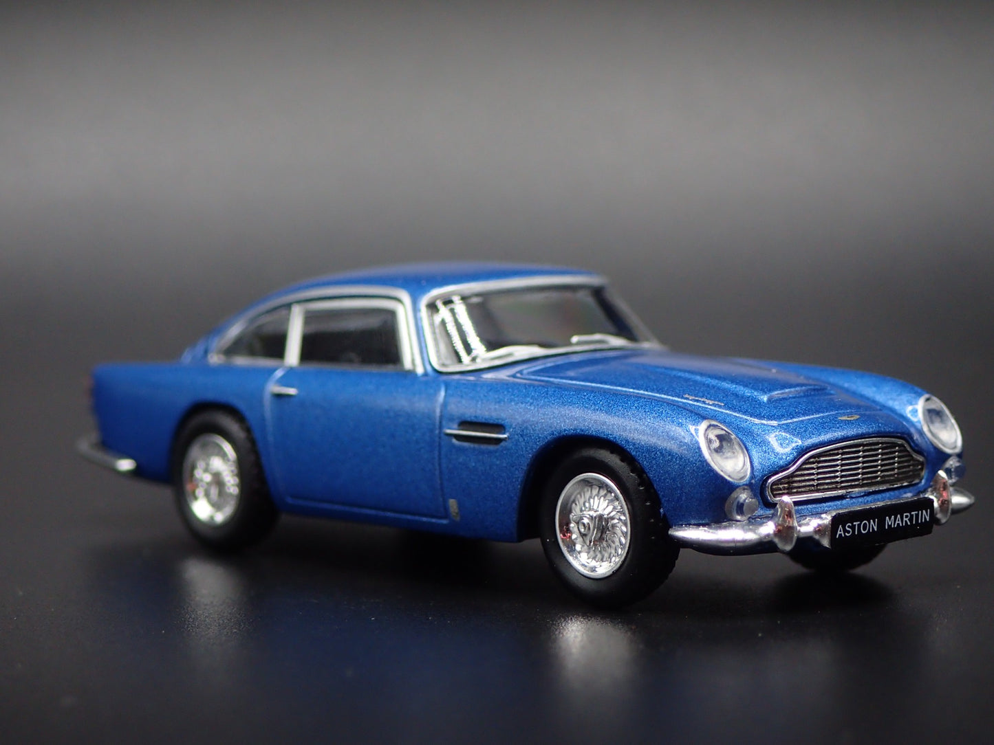 1963-1965 ASTON MARTIN DB5 BLUE 1/64 SCALE COLLECTIBLE DIORAMA DIECAST MODEL CAR