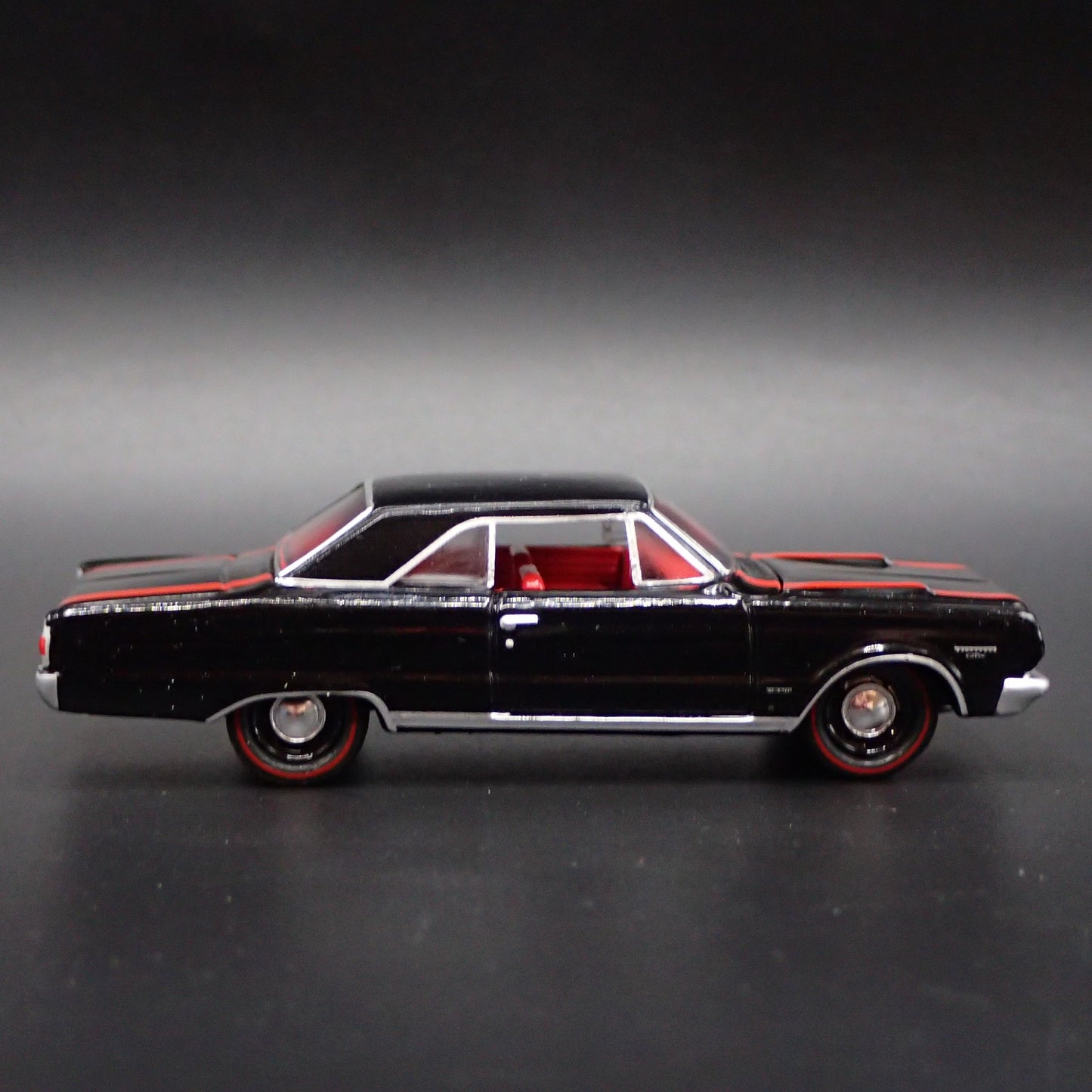 1967 67 PLYMOUTH GTX MUSCLE CAR 1/64 SCALE COLLECTIBLE DIORAMA DIECAST MODEL CAR