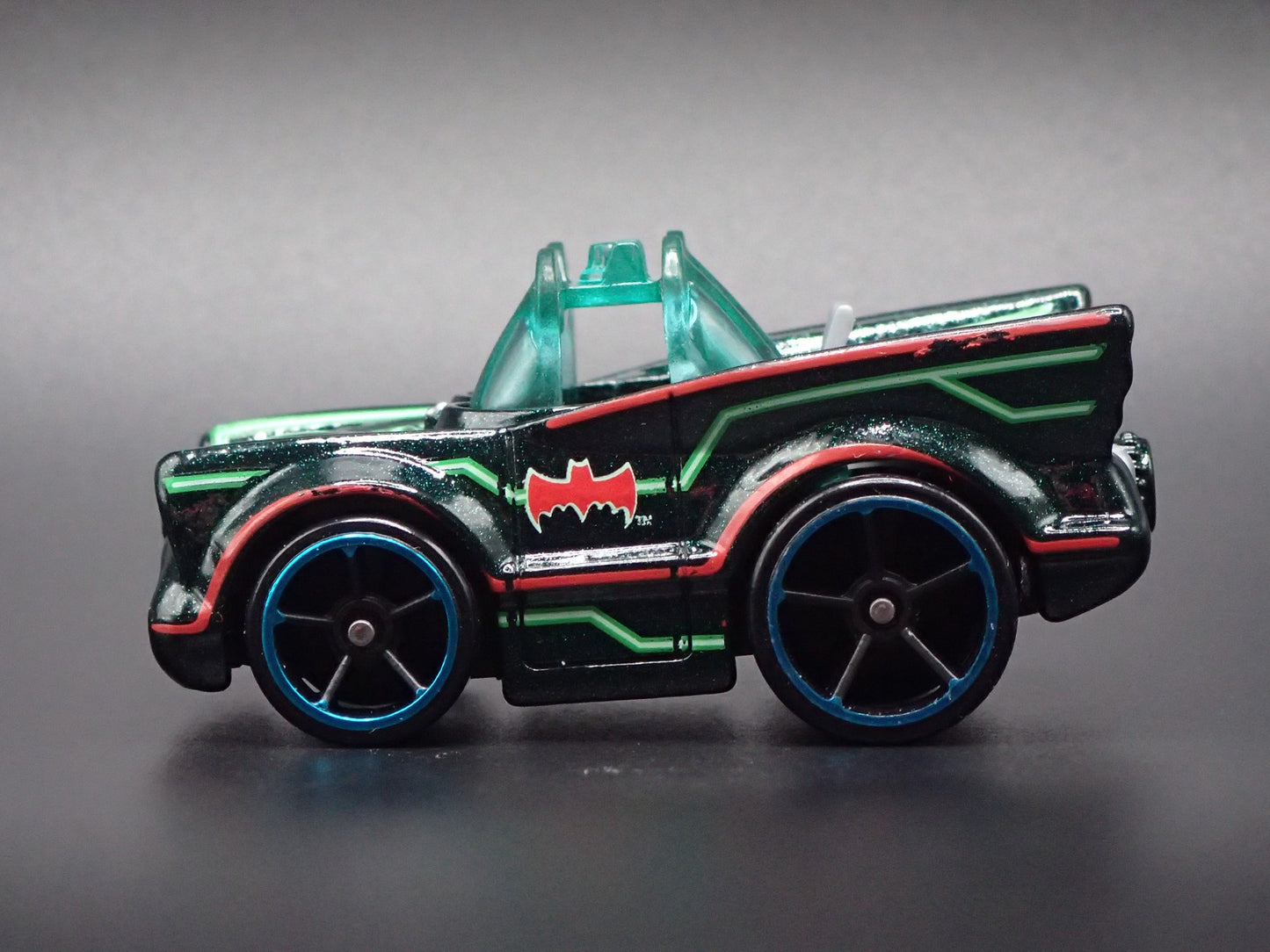 1966 66 BATMAN BATMOBILE ADAM WEST TV 1/64 SCALE COLLECTIBLE DIECAST MODEL CAR