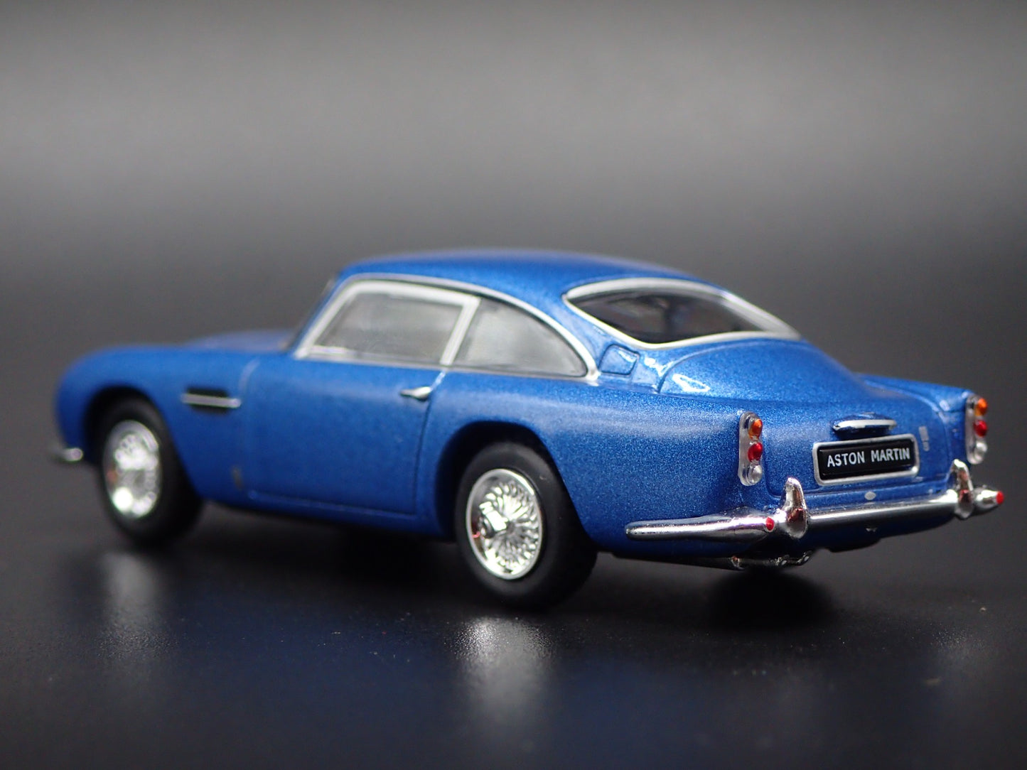 1963-1965 ASTON MARTIN DB5 BLUE 1/64 SCALE COLLECTIBLE DIORAMA DIECAST MODEL CAR