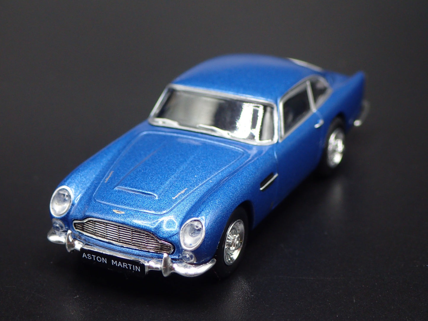 1963-1965 ASTON MARTIN DB5 BLUE 1/64 SCALE COLLECTIBLE DIORAMA DIECAST MODEL CAR
