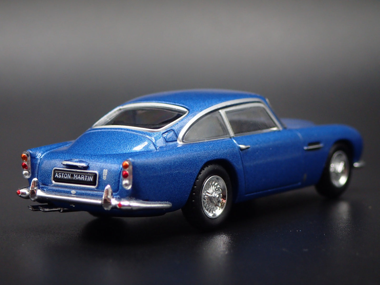 1963-1965 ASTON MARTIN DB5 BLUE 1/64 SCALE COLLECTIBLE DIORAMA DIECAST MODEL CAR
