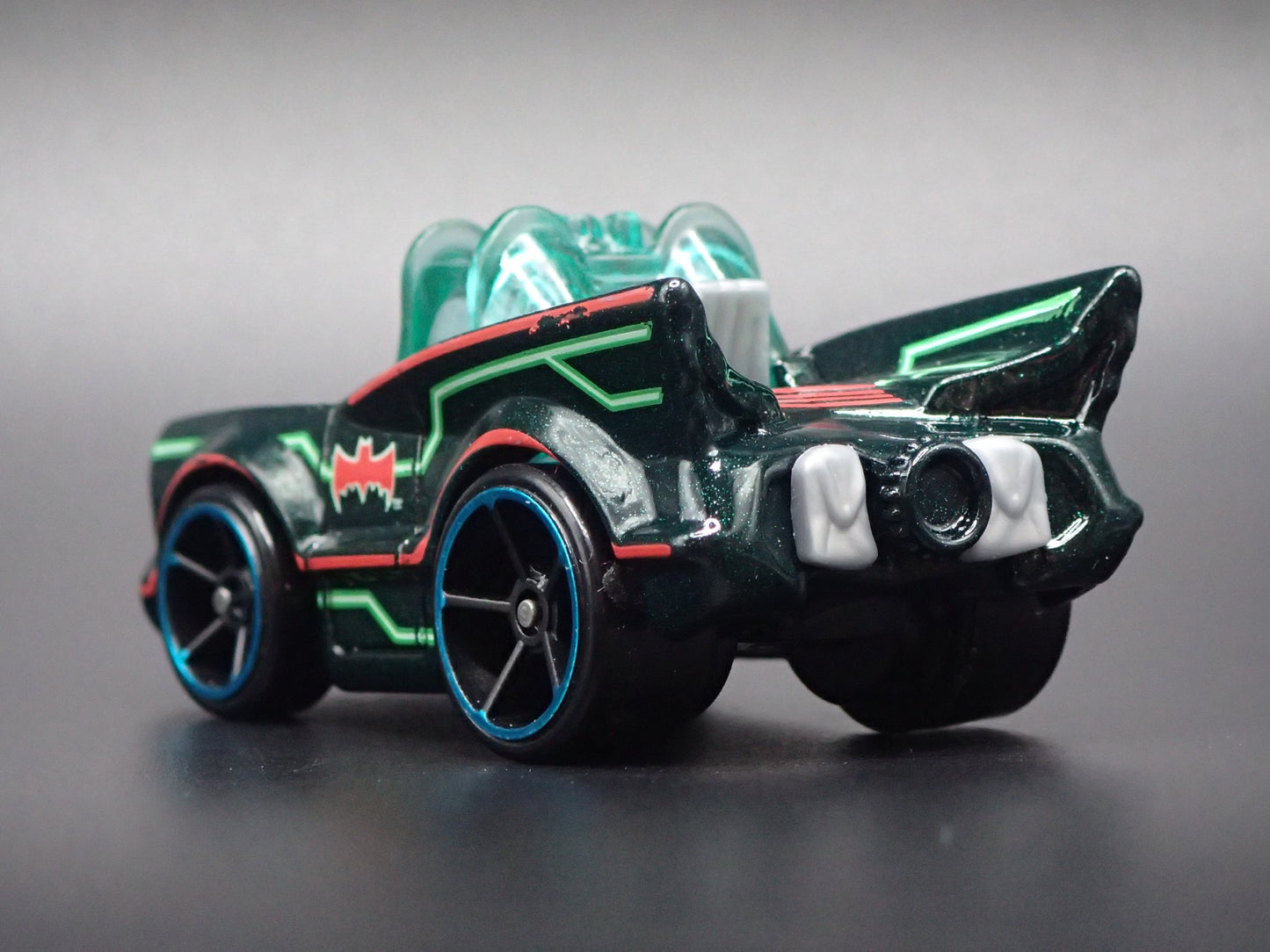 1966 66 BATMAN BATMOBILE ADAM WEST TV 1/64 SCALE COLLECTIBLE DIECAST MODEL CAR