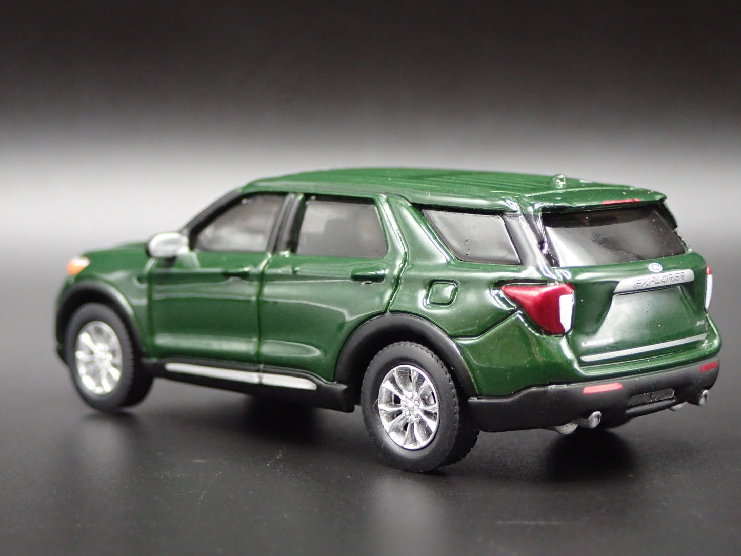 2020-2024 FORD EXPLORER LIMITED SUV RARE 1:64 SCALE DIORAMA DIECAST MODEL CAR