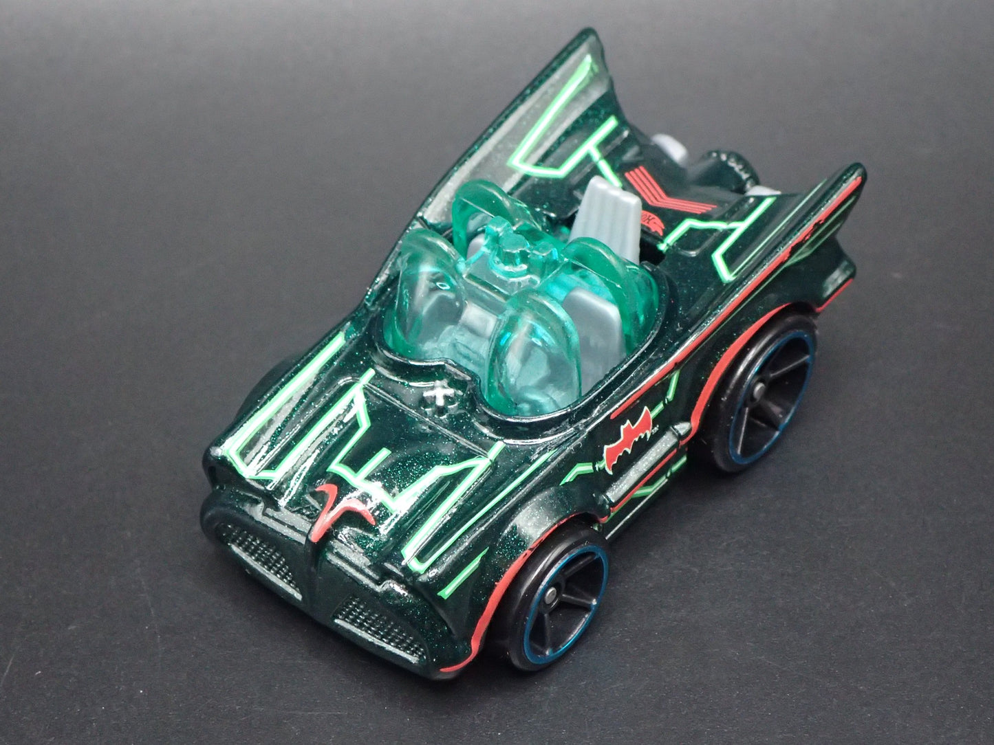 1966 66 BATMAN BATMOBILE ADAM WEST TV 1/64 SCALE COLLECTIBLE DIECAST MODEL CAR
