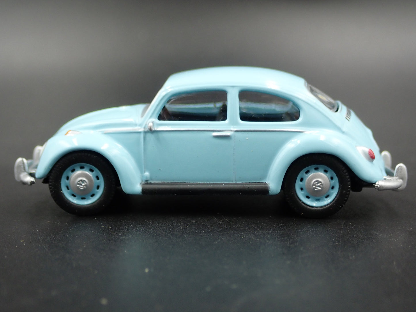 1960-1967 VW VOLKSWAGEN BEETLE BUG BLUE 1:64 SCALE DIORAMA DIECAST MODEL CAR