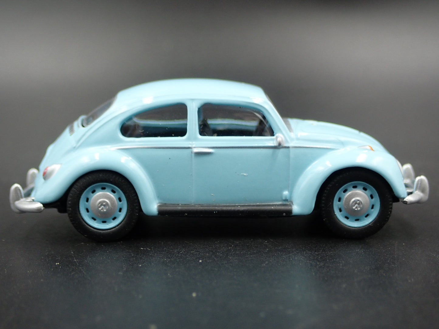 1960-1967 VW VOLKSWAGEN BEETLE BUG BLUE 1:64 SCALE DIORAMA DIECAST MODEL CAR
