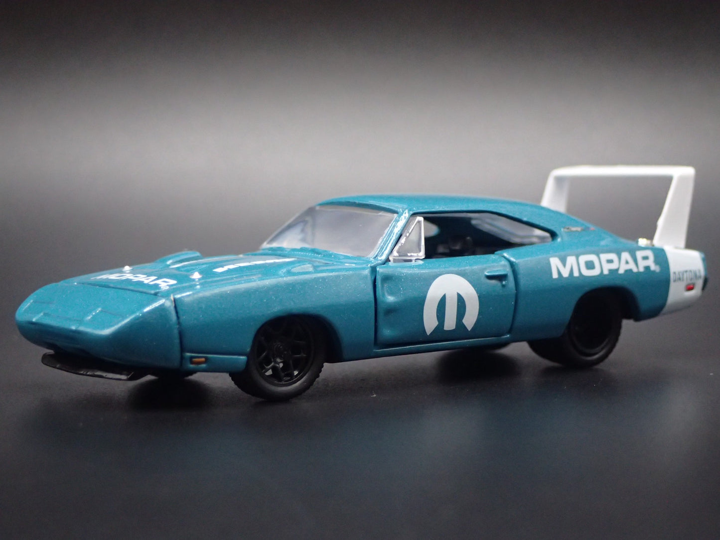 1969 69 DODGE CHARGER DAYTONA HEMI BLUE 1:64 SCALE DIORAMA DIECAST MODEL CAR