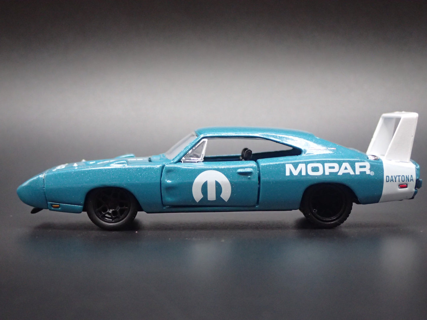 1969 69 DODGE CHARGER DAYTONA HEMI BLUE 1:64 SCALE DIORAMA DIECAST MODEL CAR