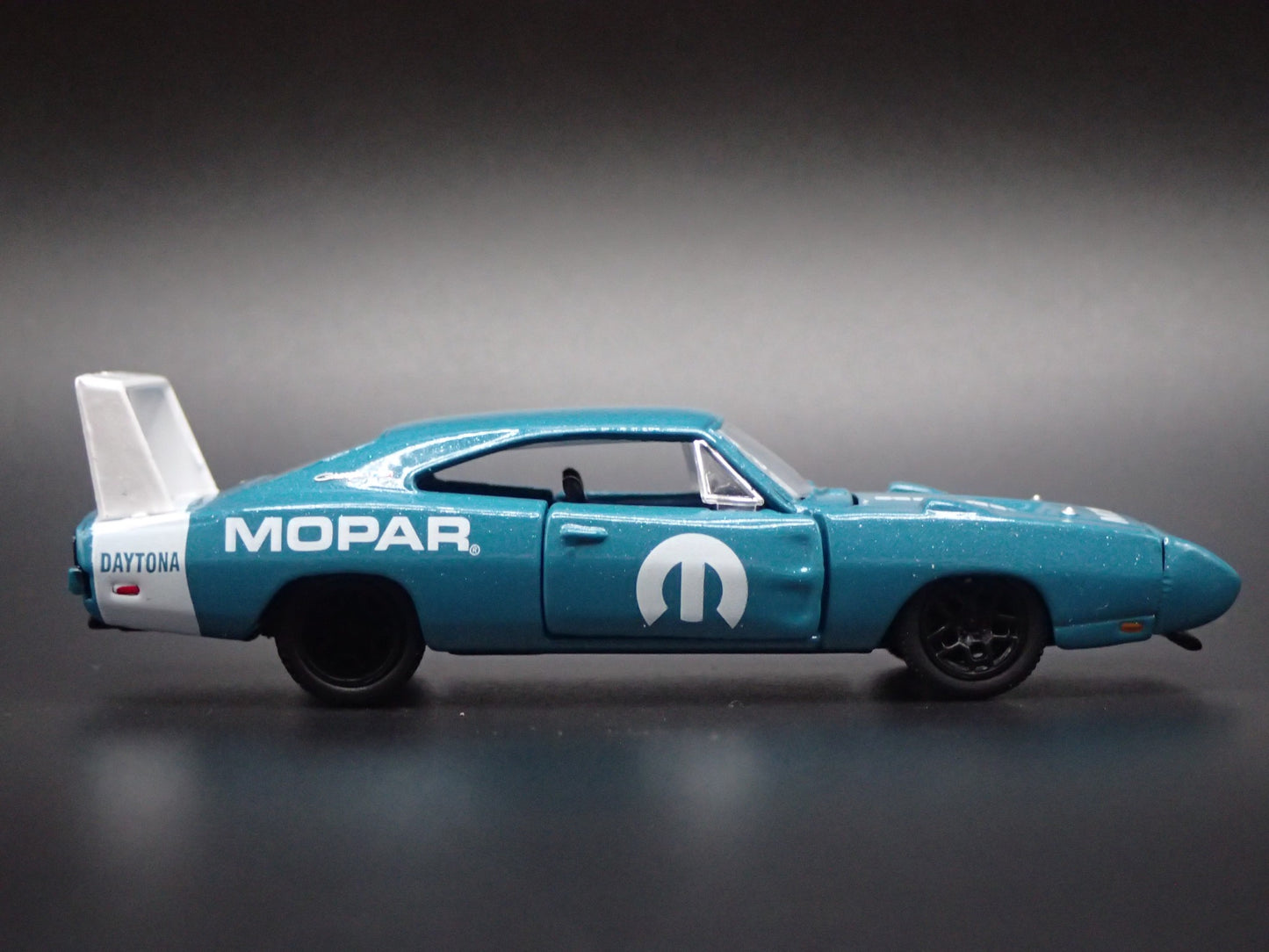 1969 69 DODGE CHARGER DAYTONA HEMI BLUE 1:64 SCALE DIORAMA DIECAST MODEL CAR