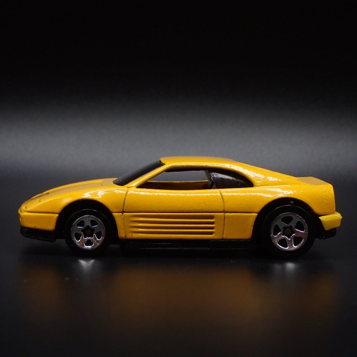 1989-1995 FERRARI 348 SUPER CAR 1:64 SCALE COLLECTIBLE DIORAMA DIECAST MODEL CAR