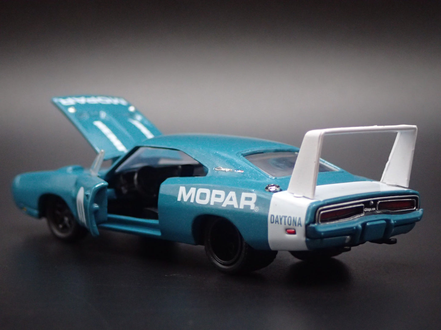 1969 69 DODGE CHARGER DAYTONA HEMI BLUE 1:64 SCALE DIORAMA DIECAST MODEL CAR