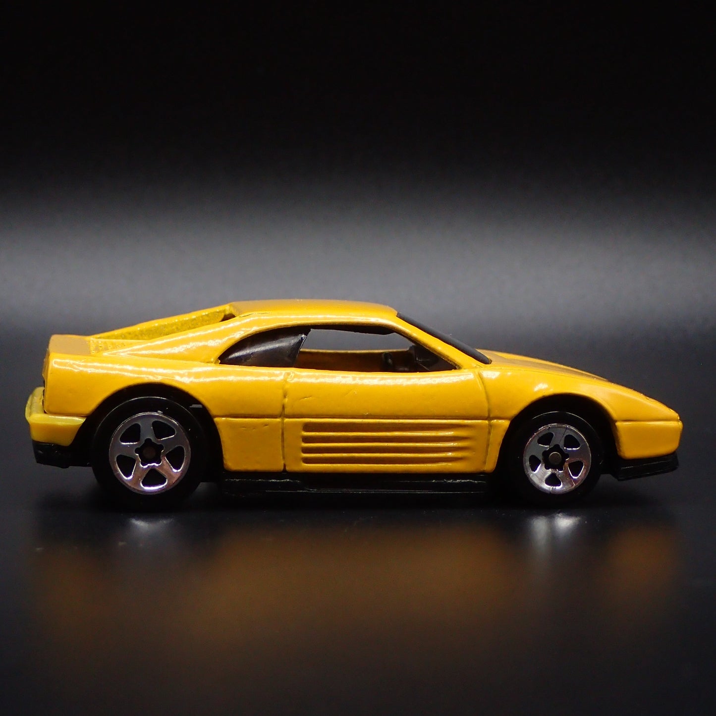 1989-1995 FERRARI 348 SUPER CAR 1:64 SCALE COLLECTIBLE DIORAMA DIECAST MODEL CAR