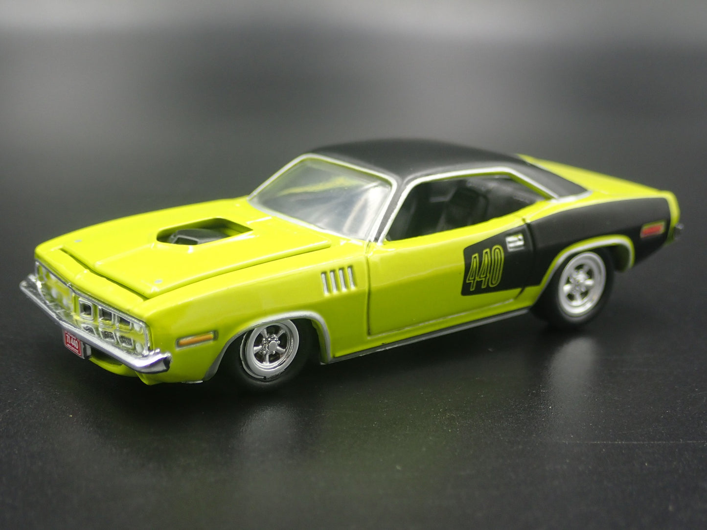 1971 71 PLYMOUTH CUDA 440 GREEN 1:64 SCALE COLLECTIBLE DIORAMA DIECAST MODEL CAR