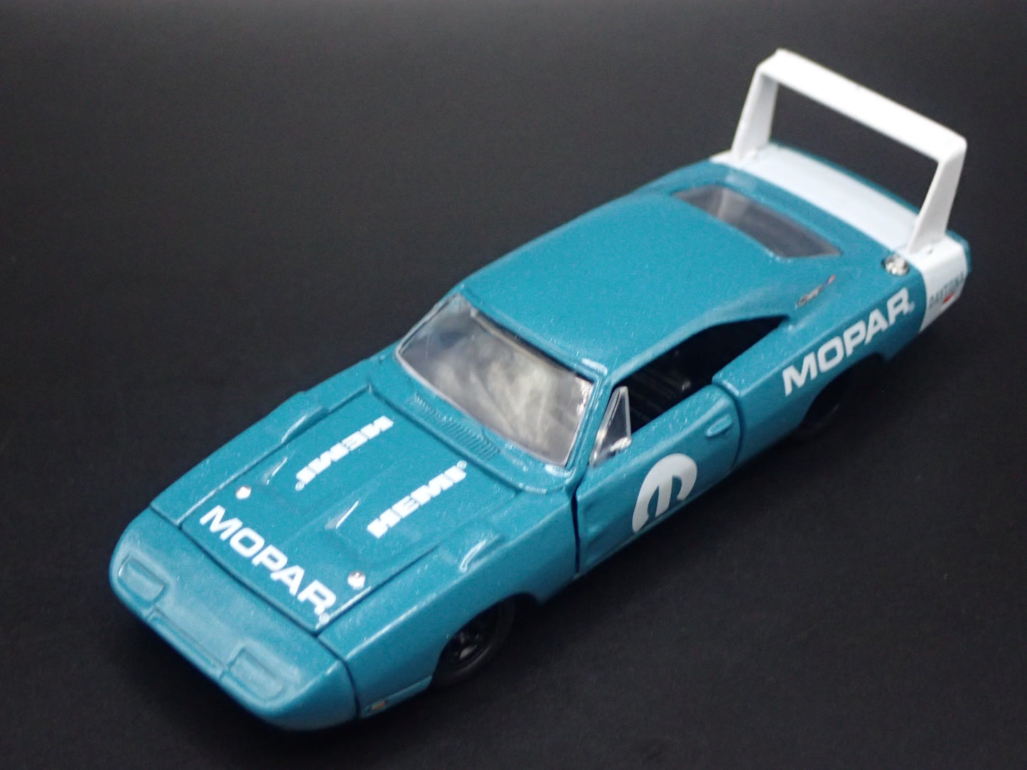 1969 69 DODGE CHARGER DAYTONA HEMI BLUE 1:64 SCALE DIORAMA DIECAST MODEL CAR