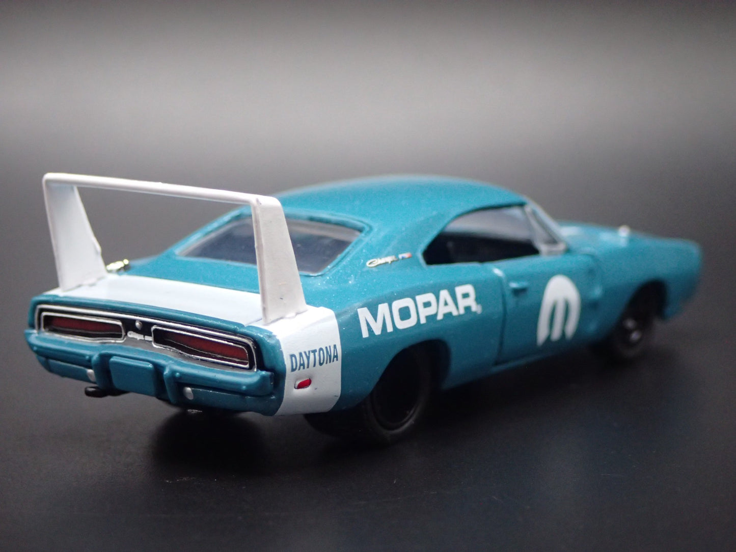1969 69 DODGE CHARGER DAYTONA HEMI BLUE 1:64 SCALE DIORAMA DIECAST MODEL CAR