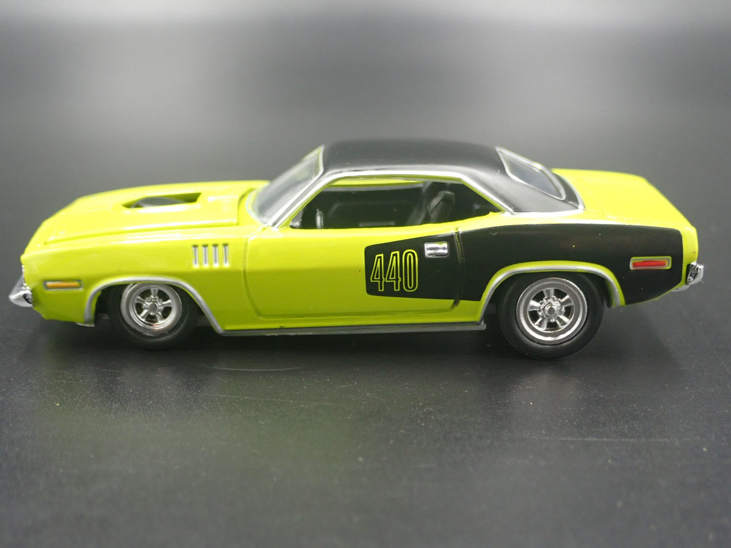 1971 71 PLYMOUTH CUDA 440 GREEN 1:64 SCALE COLLECTIBLE DIORAMA DIECAST MODEL CAR