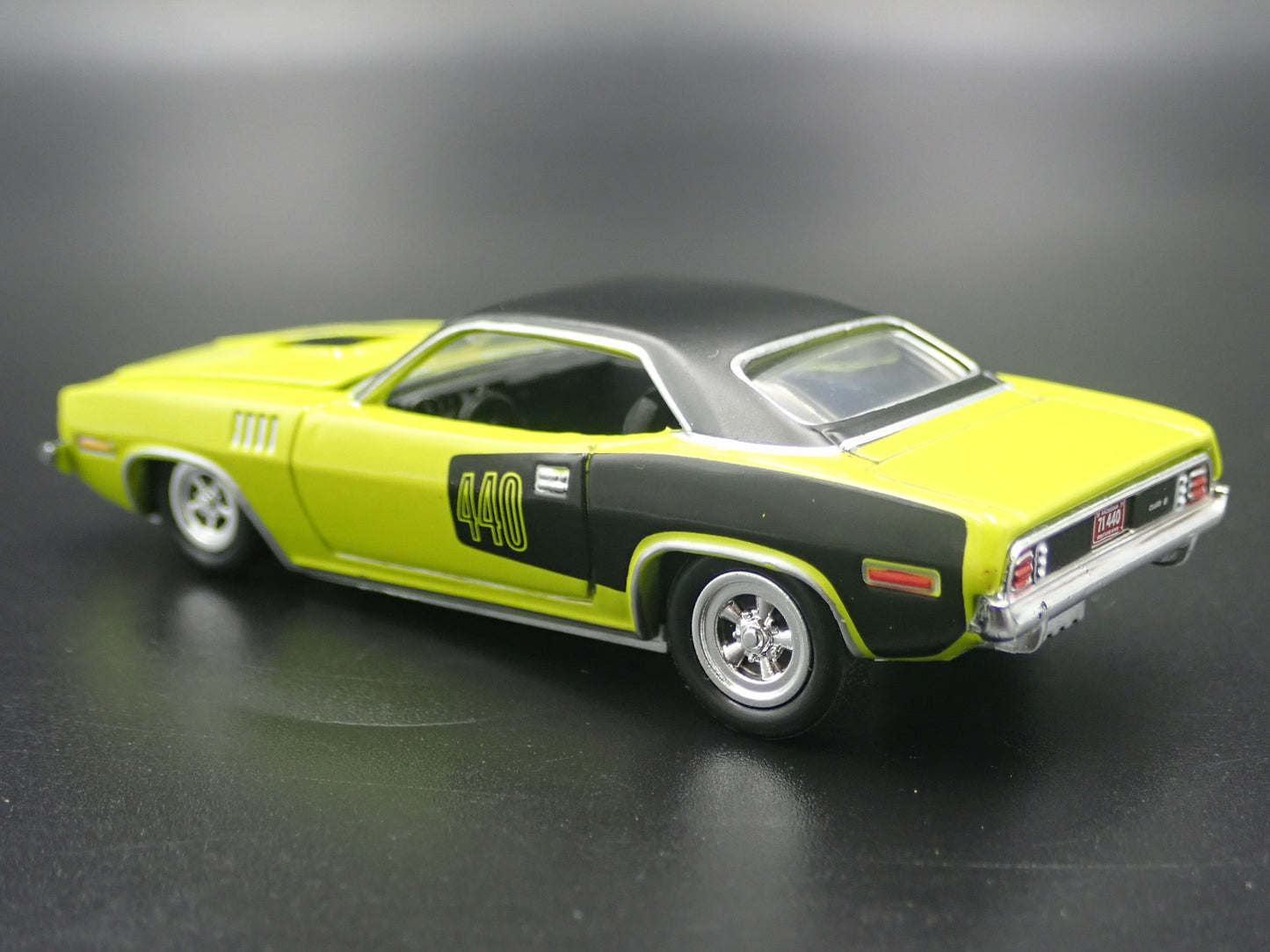 1971 71 PLYMOUTH CUDA 440 GREEN 1:64 SCALE COLLECTIBLE DIORAMA DIECAST MODEL CAR