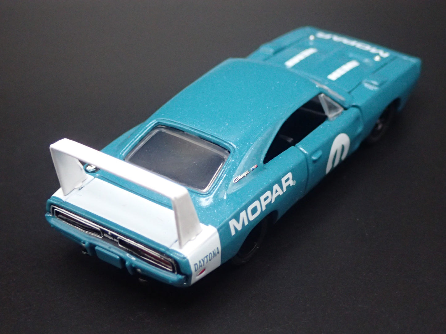 1969 69 DODGE CHARGER DAYTONA HEMI BLUE 1:64 SCALE DIORAMA DIECAST MODEL CAR