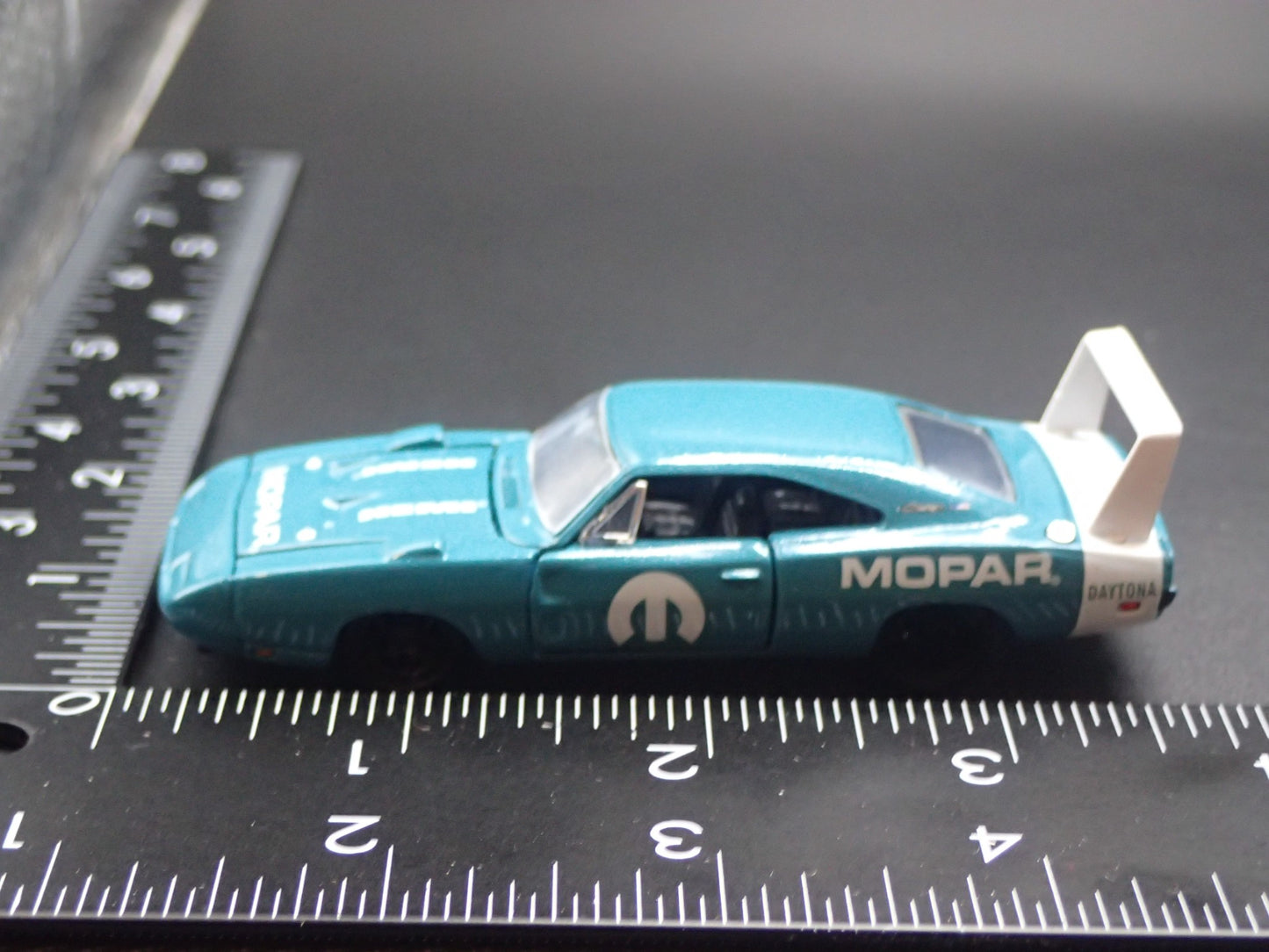 1969 69 DODGE CHARGER DAYTONA HEMI BLUE 1:64 SCALE DIORAMA DIECAST MODEL CAR