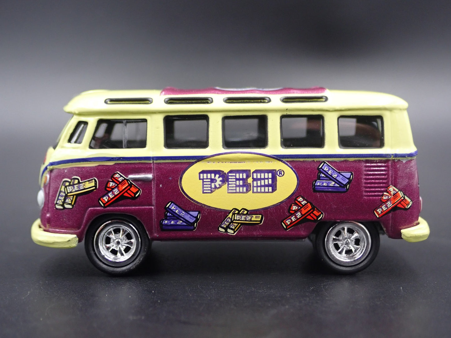 1950-1967 VW VOLKSWAGEN TYPE 2 T1 23 WINDOW BUS PEZ 1:64 SCALE DIECAST MODEL CAR
