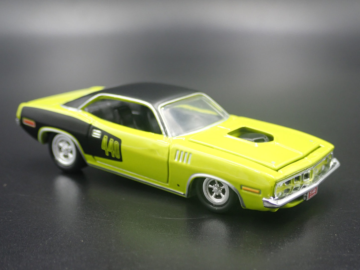 1971 71 PLYMOUTH CUDA 440 GREEN 1:64 SCALE COLLECTIBLE DIORAMA DIECAST MODEL CAR