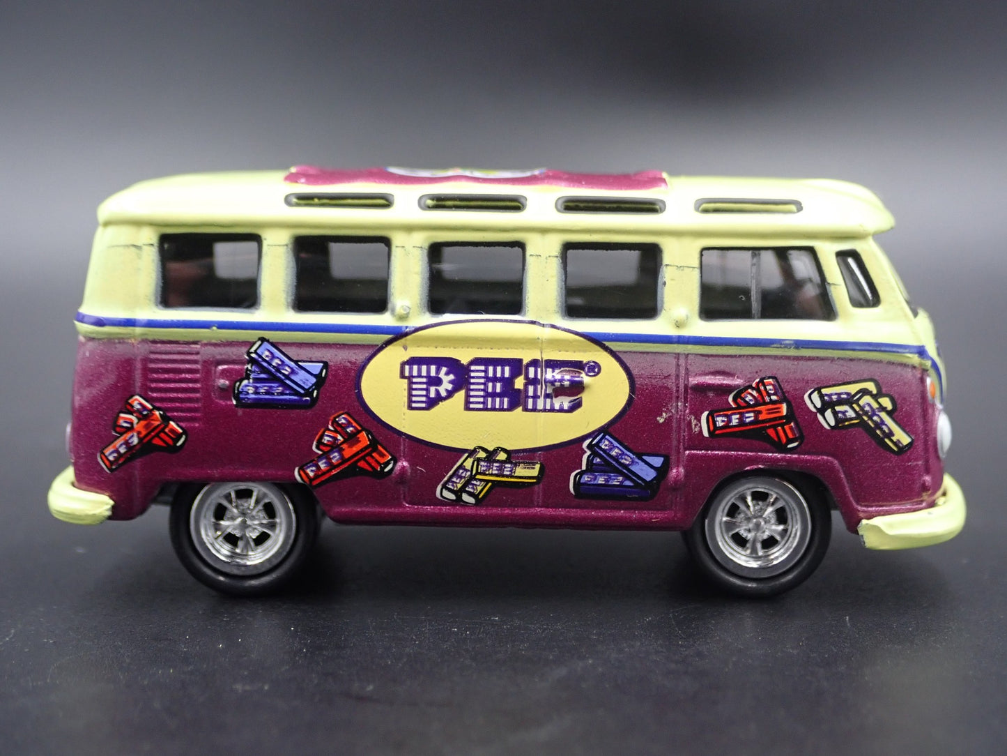 1950-1967 VW VOLKSWAGEN TYPE 2 T1 23 WINDOW BUS PEZ 1:64 SCALE DIECAST MODEL CAR
