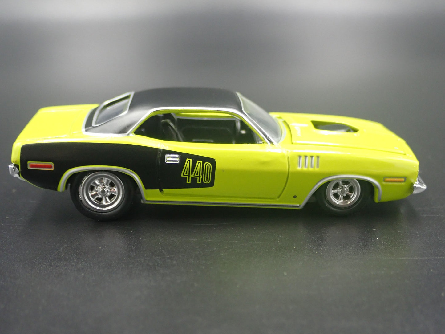 1971 71 PLYMOUTH CUDA 440 GREEN 1:64 SCALE COLLECTIBLE DIORAMA DIECAST MODEL CAR