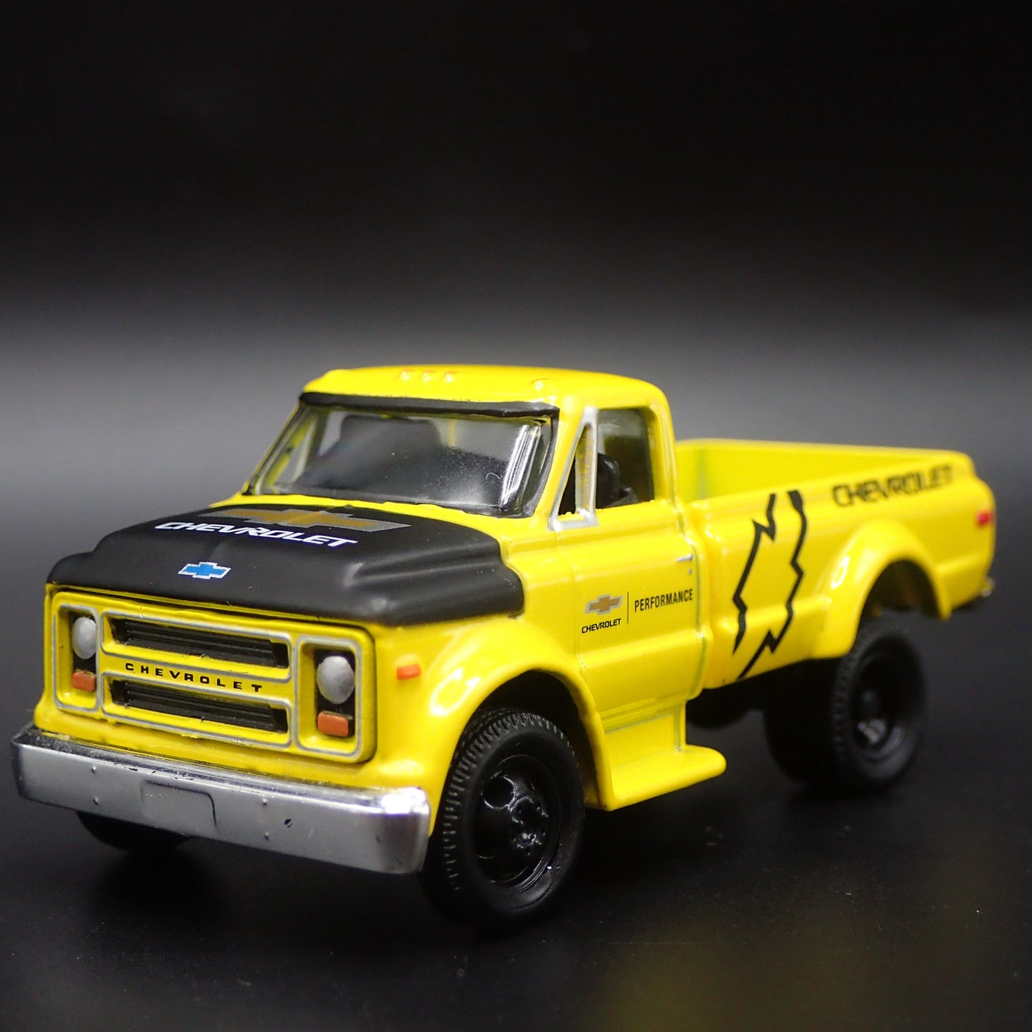 1970 70 CHEVY CHEVROLET C60 TRUCK W HITCH 1:64 SCALE DIORAMA DIECAST MODEL CAR