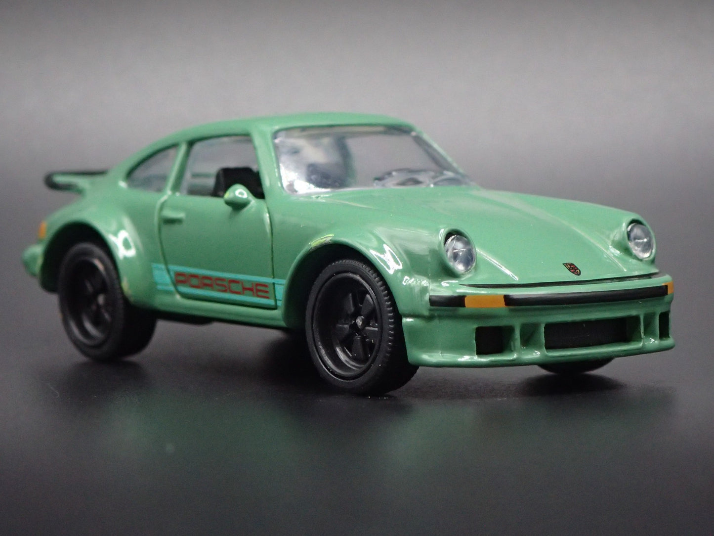 1976-1977 PORSCHE 934 GREEN 1:64 SCALE COLLECTIBLE DIORAMA DIECAST MODEL CAR