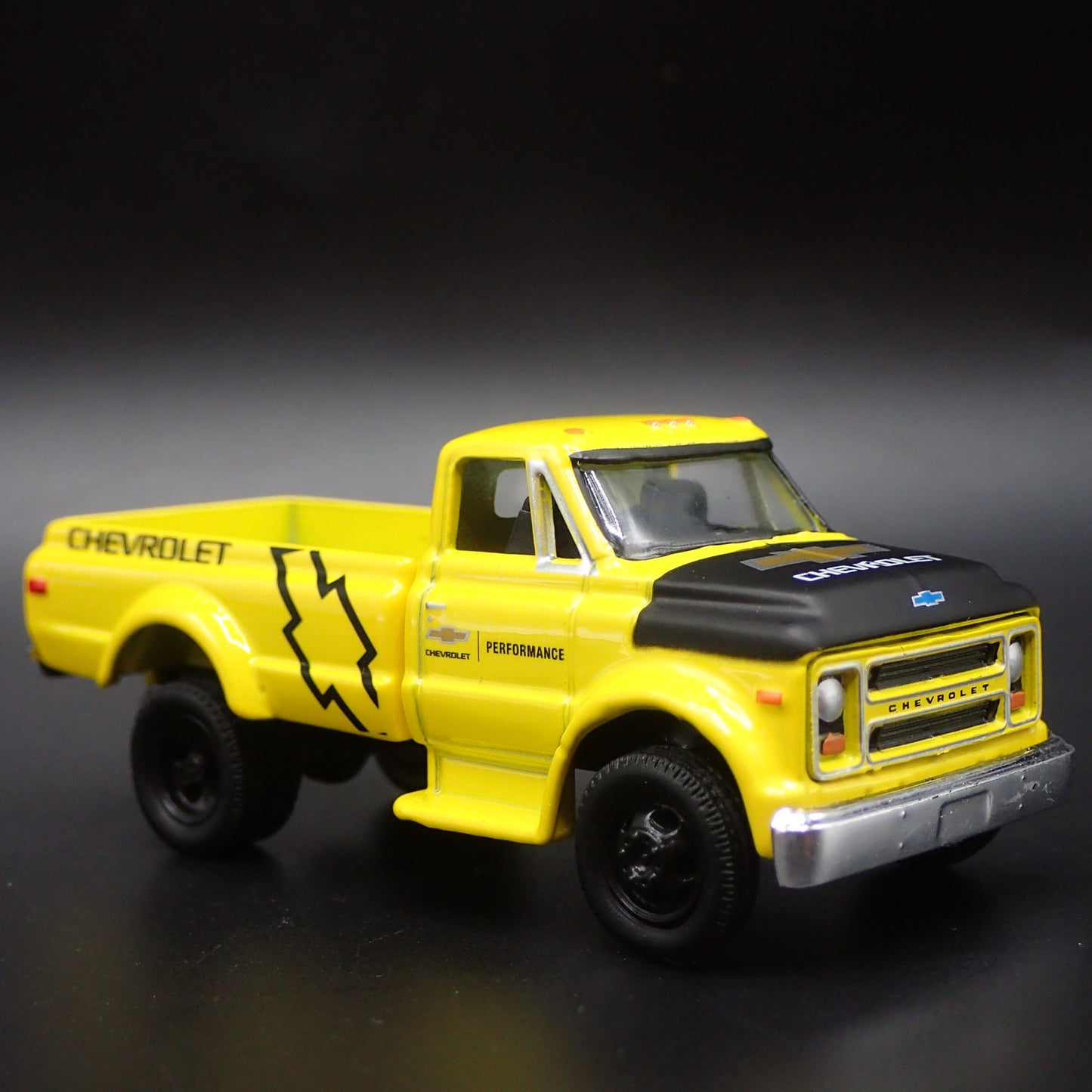 1970 70 CHEVY CHEVROLET C60 TRUCK W HITCH 1:64 SCALE DIORAMA DIECAST MODEL CAR