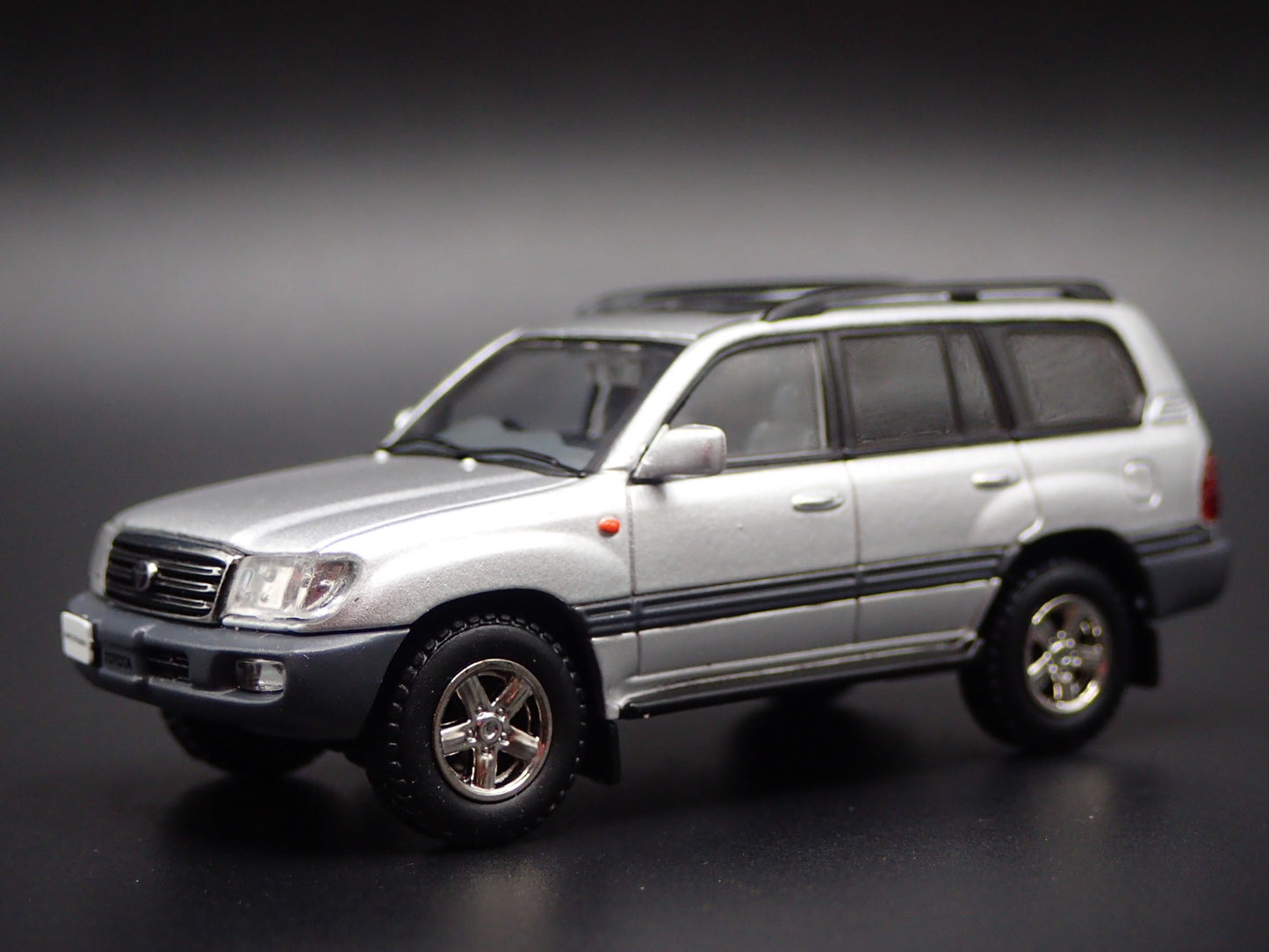1998-2007 TOYOTA LAND CRUISER 100 SERIES SILVER 1/64 SCALE DIECAST MODEL CAR