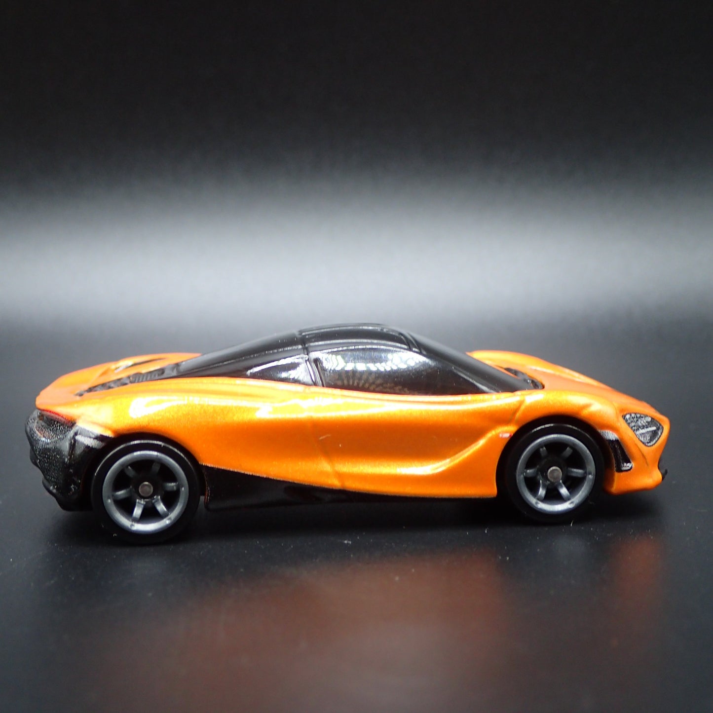 2017-2023 MCLAREN 720S SUPER CAR ORANGE 1:64 SCALE DIORAMA DIECAST MODEL CAR