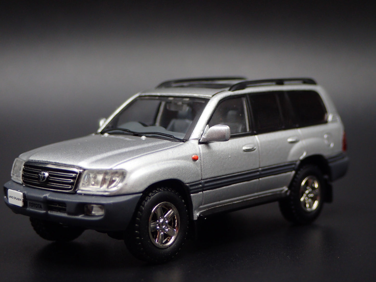 1998-2007 TOYOTA LAND CRUISER 100 SERIES SILVER 1/64 SCALE DIECAST MODEL CAR