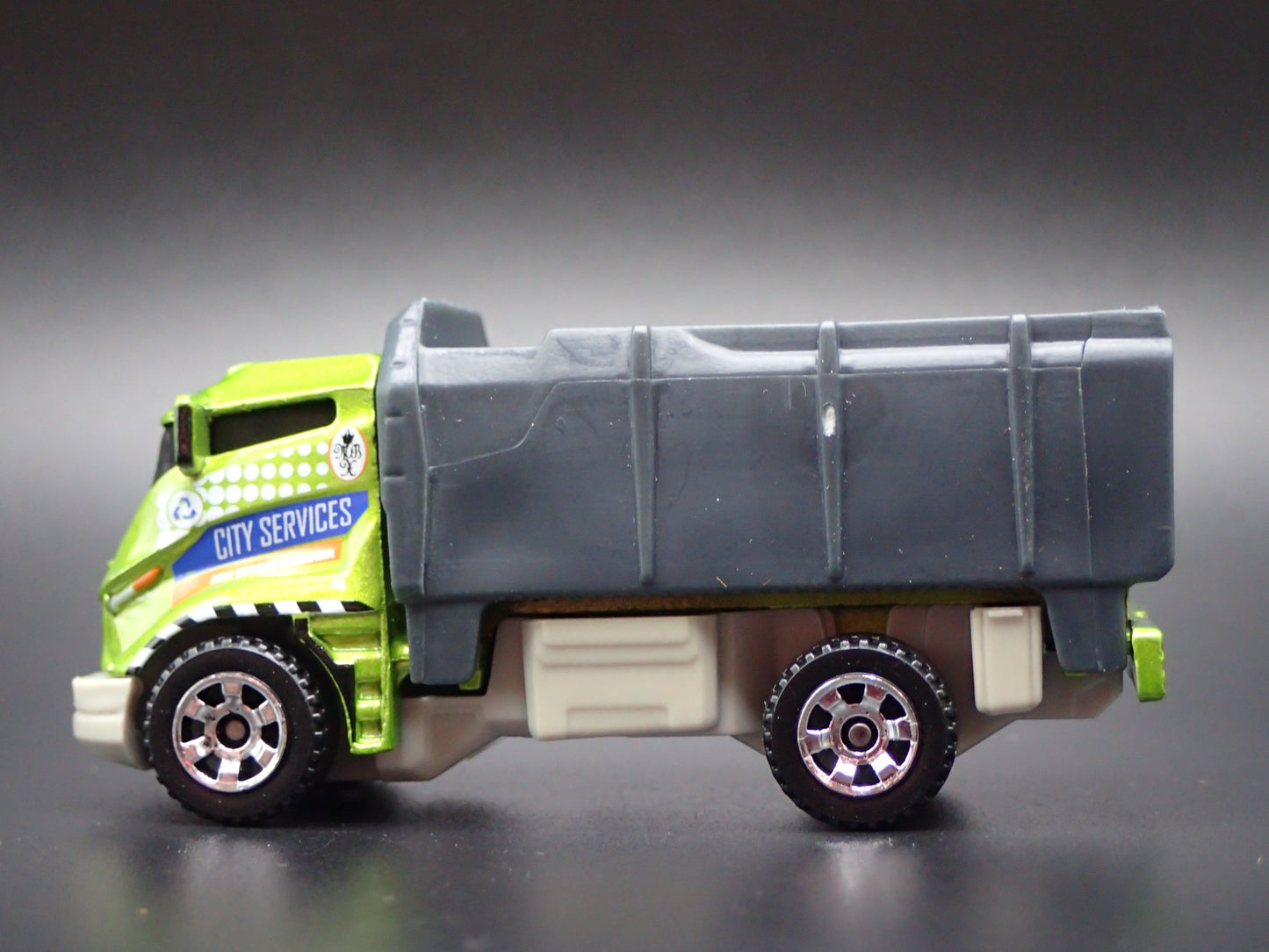 DUMP TRUCK GREEN 1:64 MB SCALE COLLECTIBLE DIORAMA DIECAST MODEL CAR