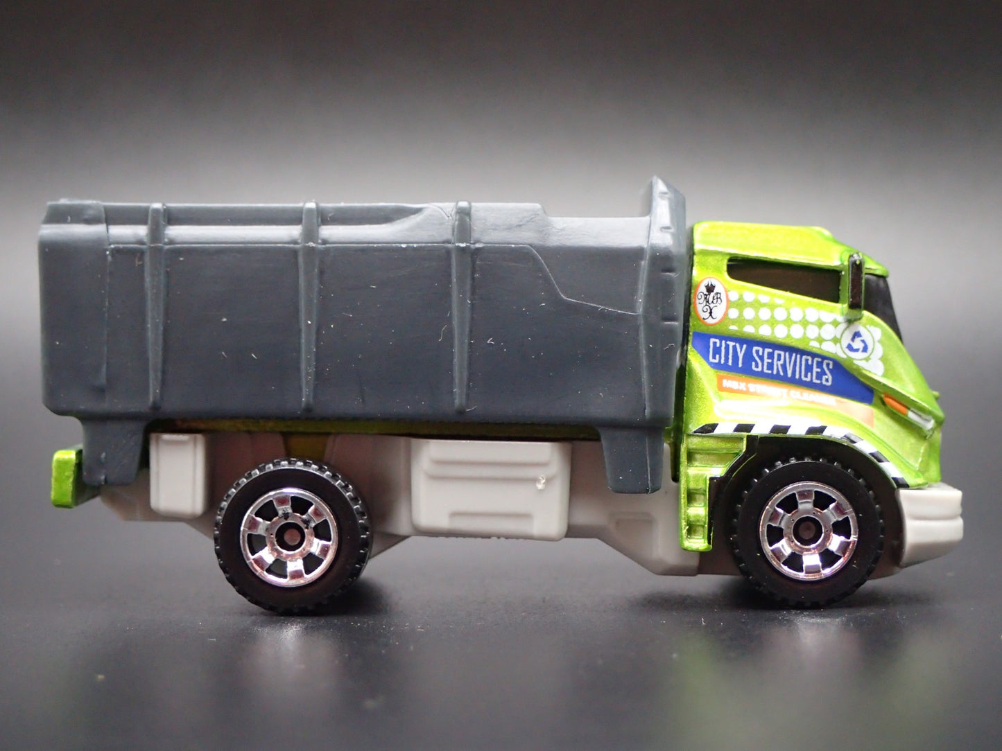 DUMP TRUCK GREEN 1:64 MB SCALE COLLECTIBLE DIORAMA DIECAST MODEL CAR