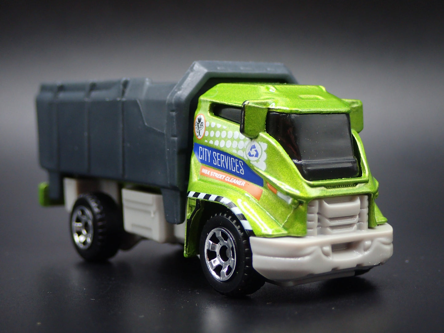 DUMP TRUCK GREEN 1:64 MB SCALE COLLECTIBLE DIORAMA DIECAST MODEL CAR