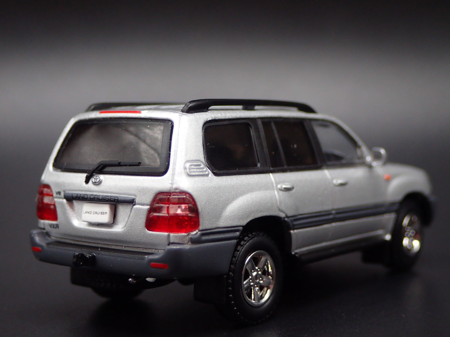 1998-2007 TOYOTA LAND CRUISER 100 SERIES SILVER 1/64 SCALE DIECAST MODEL CAR