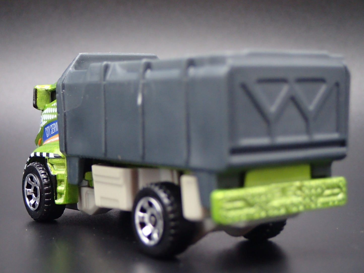 DUMP TRUCK GREEN 1:64 MB SCALE COLLECTIBLE DIORAMA DIECAST MODEL CAR