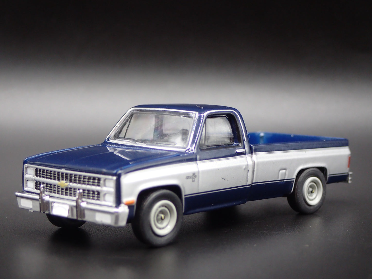 1982 82 CHEVY CHEVROLET SILVERADO C10 SQUAREBODY 1/64 SCALE DIECAST MODEL CAR
