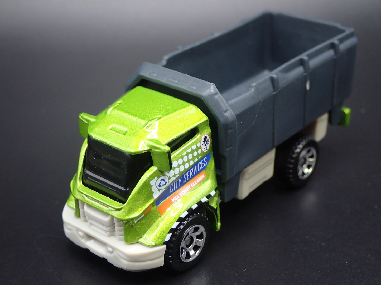 DUMP TRUCK GREEN 1:64 MB SCALE COLLECTIBLE DIORAMA DIECAST MODEL CAR