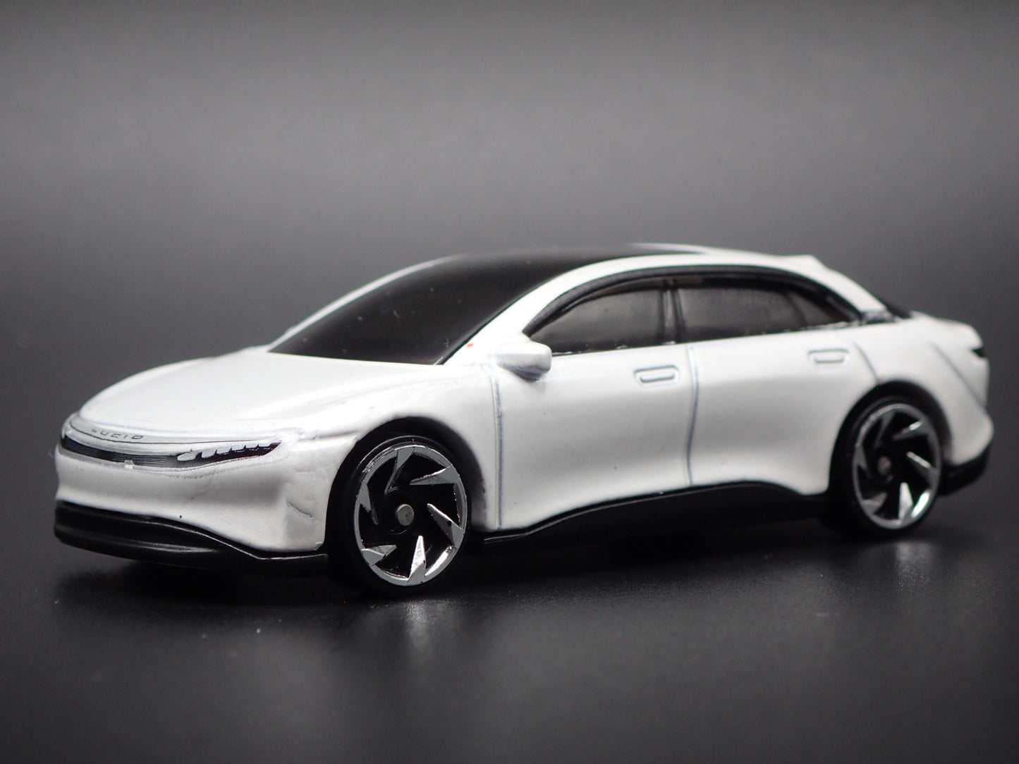 2022-2025 LUCID AIR ELECTRIC VEHICLE WHITE 1:64 SCALE DIORAMA DIECAST MODEL CAR