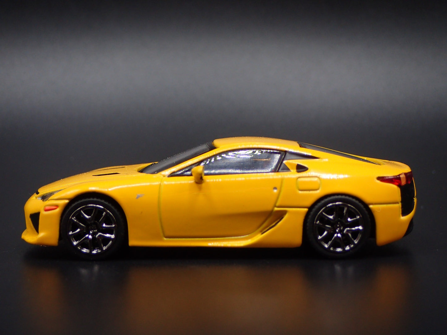2010-2012 LEXUS LFA SUPER CAR 1/64 SCALE COLLECTIBLE DIORAMA DIECAST MODEL CAR